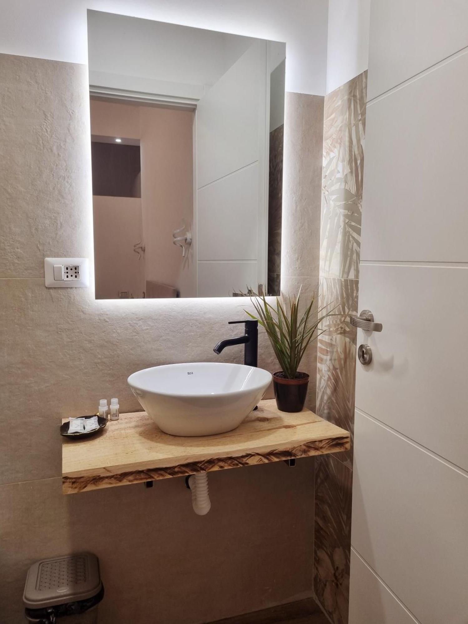 Bed and Breakfast Italo House Opera Esterno foto