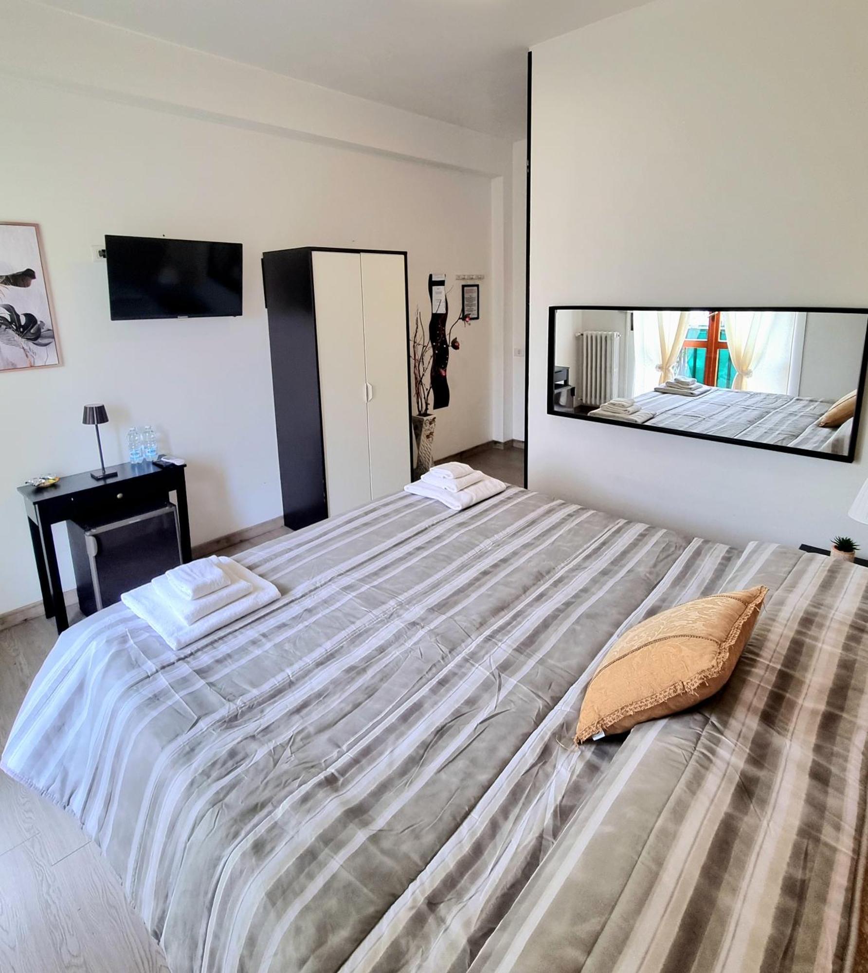 Bed and Breakfast Italo House Opera Esterno foto