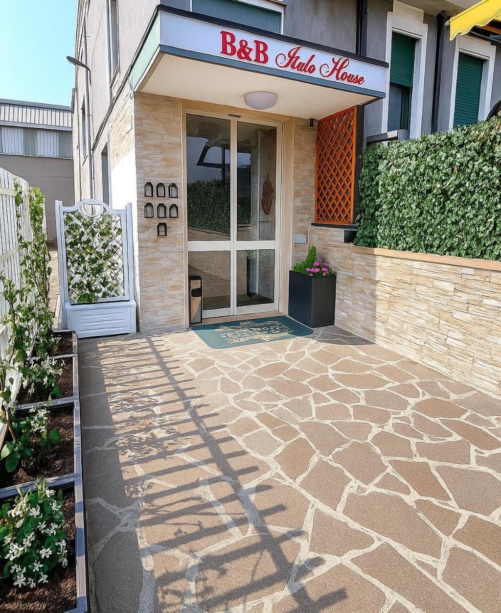 Bed and Breakfast Italo House Opera Esterno foto
