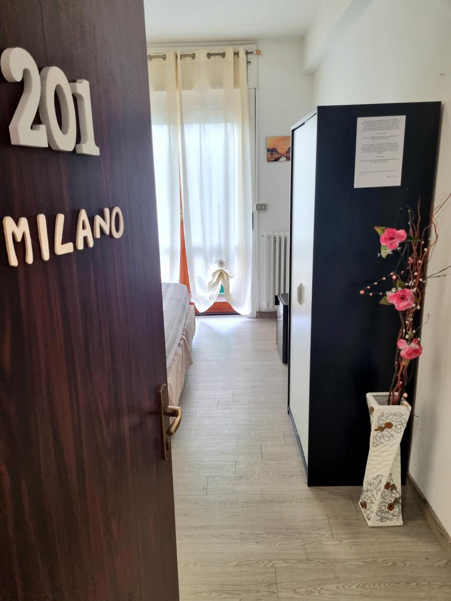 Bed and Breakfast Italo House Opera Esterno foto