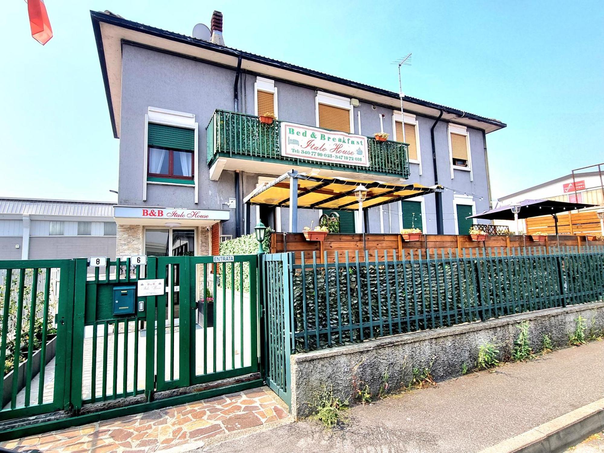 Bed and Breakfast Italo House Opera Esterno foto